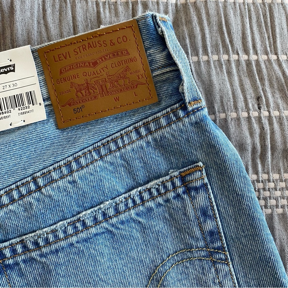 NWT Levi’s 501 Original Jeans Outside Theater Light Wash Straight Leg Denim 28 - Picture 10 of 15